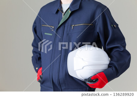 身穿工作服的中年男性商務人士手持頭盔 身穿工作服的中年男性商務人士手持頭盔 136289920