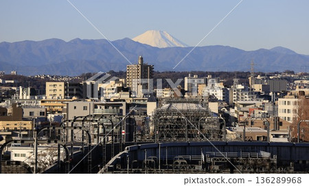 從青城不動橋眺望富士山,前景是通往小田急北見車輛段的支線。 從青城不動橋眺望富士山,前景是通往小田急北見車輛段的支線。 136289968