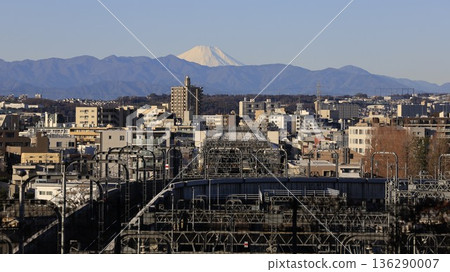 從青城不動橋眺望富士山,前景是通往小田急北見車輛段的支線。 從青城不動橋眺望富士山,前景是通往小田急北見車輛段的支線。 136290007