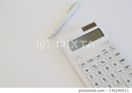 用於家庭財務、計算和報稅的計算器和筆 用於家庭財務、計算和報稅的計算器和筆 136290011