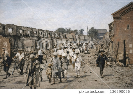 舊照片:1944-1945年,東京淺草,仲見世街在空襲中被燒毀(黑白照片經人工智慧著色) 舊照片:1944-1945年,東京淺草,仲見世街在空襲中被燒毀(黑白照片經人工智慧著色) 136290036