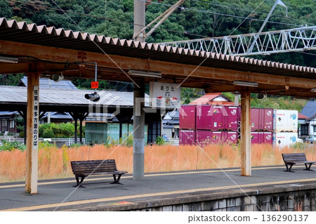 Arita Station, Saga Prefecture, Arita, JR Sasebo Line, JR Matsuura Railway, train, platform, station building, JR Kyushu 136290137