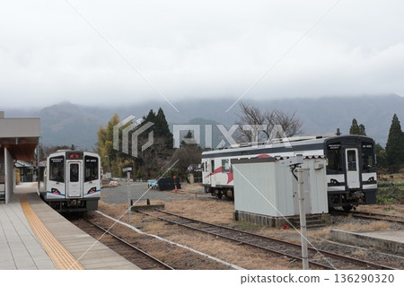 一列南亞莊鐵道高森線列車停靠高森月月台。 一列南亞莊鐵道高森線列車停靠高森月月台。 136290320