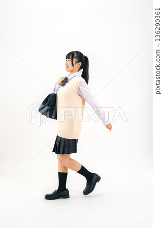身穿校服的女學生全身照 136290361