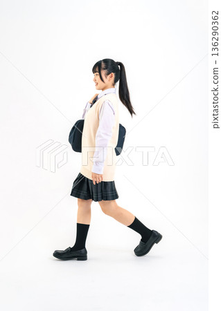 身穿校服的女學生全身照 136290362