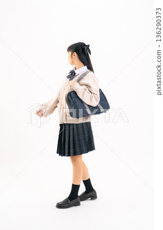 身穿校服的女學生全身照 136290373
