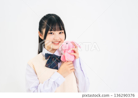 女學生抱著絨毛玩具 女學生抱著絨毛玩具 136290376