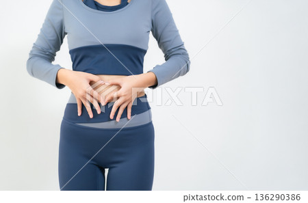 女子在腹部畫心形圖案 136290386