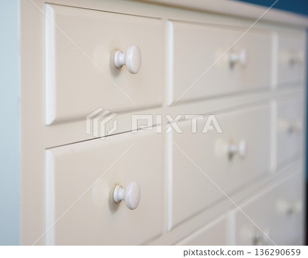 帶把手的白色五斗櫃 136290659