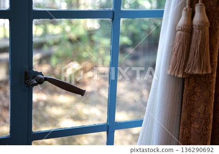 花園景觀窗的窗簾和把手 136290692