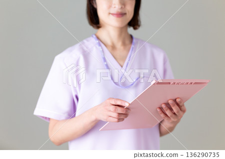 一位身穿醫用工作服的中年女護士 一位身穿醫用工作服的中年女護士 136290735