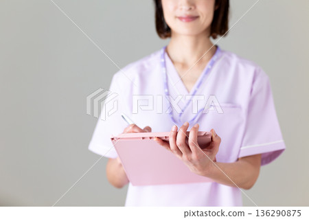 一位身穿醫用工作服的中年女護士 一位身穿醫用工作服的中年女護士 136290875