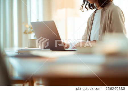 /* 日本女商務人士在辦公室工作，正在查看文件的場景 */ 136290880