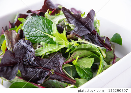 白色方盤中盛裝嫩葉。 136290897