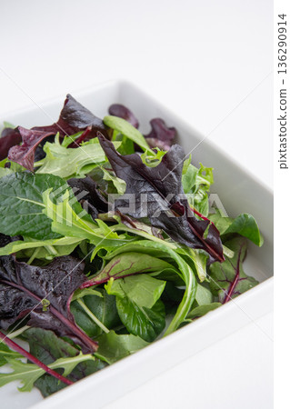 白色方盤中盛裝嫩葉。 136290914