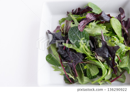 白色方盤中盛裝嫩葉。 136290922