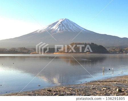 Snowy Mount Fuji and upside-down Mount Fuji (Lake Kawaguchi) 136291805