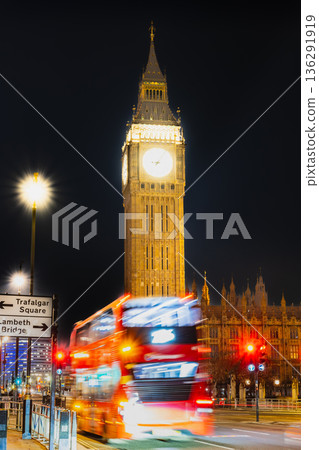 倫敦:燈火輝煌的威斯敏斯特宮 倫敦:燈火輝煌的威斯敏斯特宮 136291919