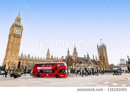 倫敦景象：威斯敏斯特宮與雙層巴士 136292065
