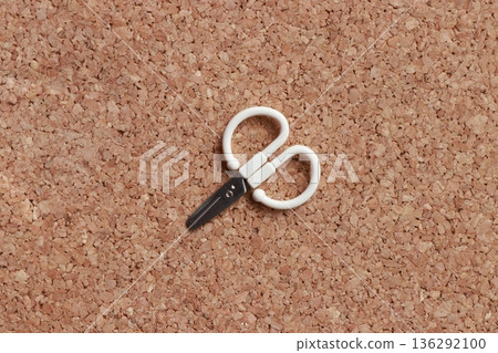 一把小剪刀放在軟木背景上，極簡主義風格的日常物品圖片。 136292100