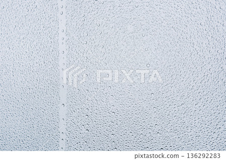 雨滴落在窗玻璃上的圖片 雨滴落在窗玻璃上的圖片 136292283