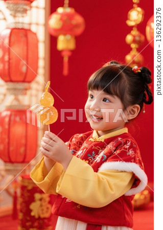穿传统服饰女孩手持糖葫芦 136292376