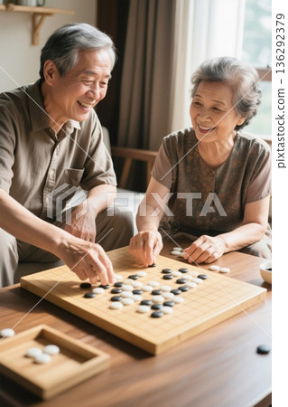 老年夫妇居家对弈围棋 老年夫妇居家对弈围棋 136292379