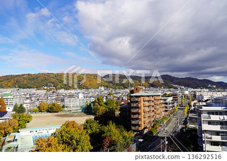 大阪府池田市 - 皋月山和箕面山，池田市（高層公寓大樓東北方向）（初冬） 136292516