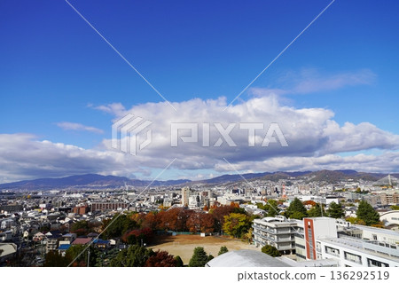 大阪池田 - 池田、川西、寶塚市區及向山中延伸的住宅區（高樓向西）（初冬） 136292519