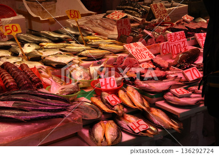 魚在香港島北角的一個市場上出售。日本有很多魚不熟悉 136292724