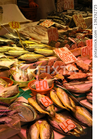 魚在香港島北角的一個市場上出售。日本有很多魚不熟悉 136292725