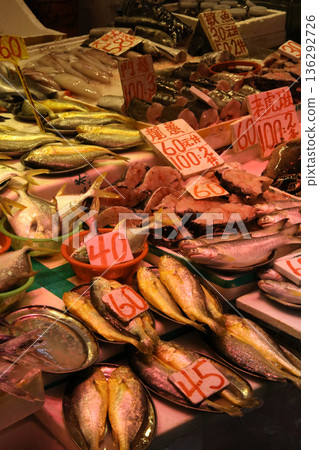 魚在香港島北角的一個市場上出售。日本有很多魚不熟悉 136292726