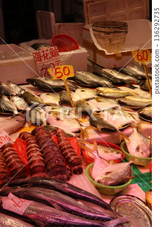 魚在香港島北角的一個市場上出售。日本有很多魚不熟悉 136292735