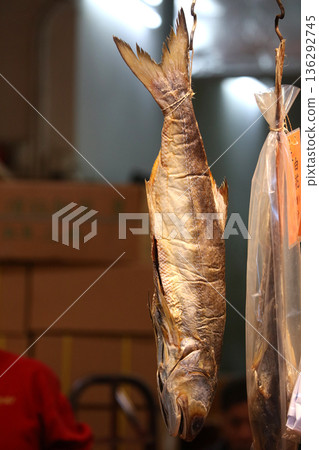 鹽乾魚(火腿)在香港西部的德助道出售。它類似於草屋,味道鮮美。以前很便宜,但現在很貴 鹽乾魚(火腿)在香港西部的德助道出售。它類似於草屋,味道鮮美。以前很便宜,但現在很貴 136292745