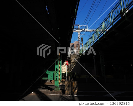 從橋下仰望藍天。 136292815