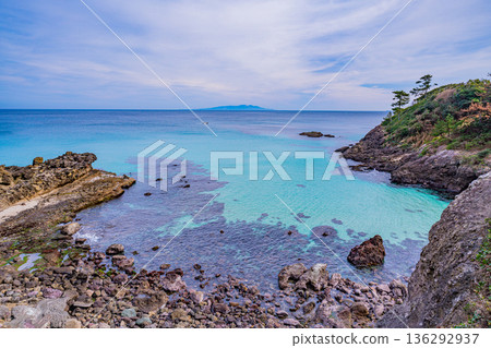 (Shizuoka Prefecture) View of offshore fishing boats and Izu Oshima from Shirahama Beach Observatory in Izu (Shizuoka Prefecture) View of offshore fishing boats and Izu Oshima from Shirahama Beach Observatory in Izu 136292937