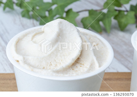 杯子裡的香草冰淇淋 136293070
