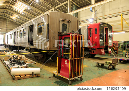 一列813系列車正在小倉綜合車輛中心（JR九州）接受檢查。 136293409