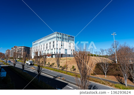 從人行天橋上看到的ALSOK稻木大廈，位於東京稻木市若葉台。 136293624