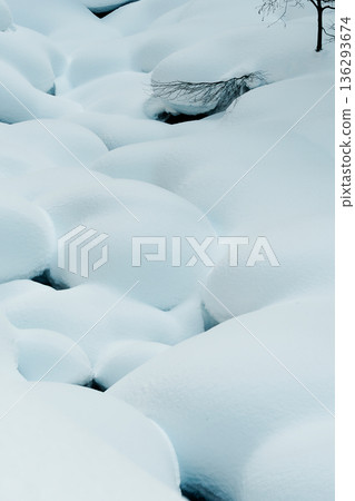 冬日山谷，覆蓋著棉絮般的雪。 136293674