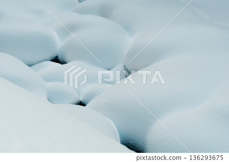 冬日山谷，覆蓋著棉絮般的雪。 136293675