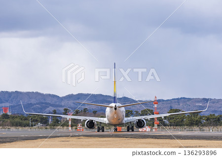 冬季仙台機場,飛機滑行中,宮城縣名取市 冬季仙台機場,飛機滑行中,宮城縣名取市 136293896