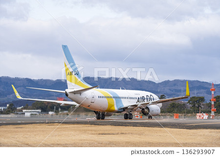 冬季仙台機場，飛機滑行中，宮城縣名取市 136293907