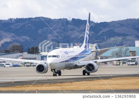 冬季仙台機場,飛機滑行中,宮城縣名取市 冬季仙台機場,飛機滑行中,宮城縣名取市 136293908