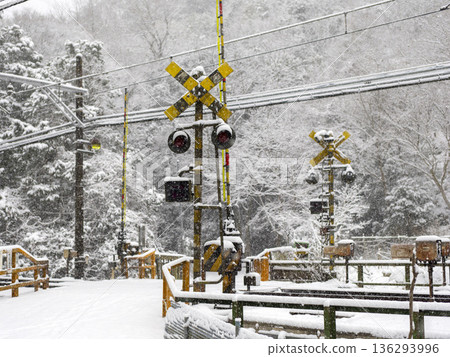 被雪覆蓋的舊鐵路道口 136293996