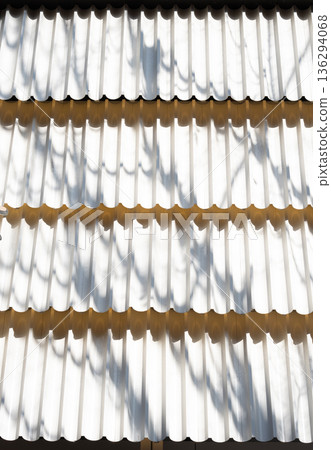 光影交錯勾勒出的建築幾何線條 光影交錯勾勒出的建築幾何線條 136294068