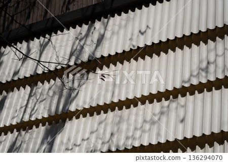 光影交錯勾勒出的建築幾何線條 光影交錯勾勒出的建築幾何線條 136294070