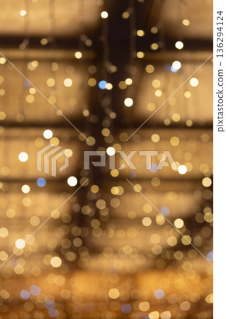 抽象的淺色背景，帶有金色散景 136294124