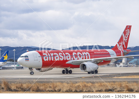 冬季仙台機場,飛機滑行中,宮城縣名取市 冬季仙台機場,飛機滑行中,宮城縣名取市 136294176