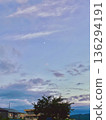 藍天和白色雲彩 136294191